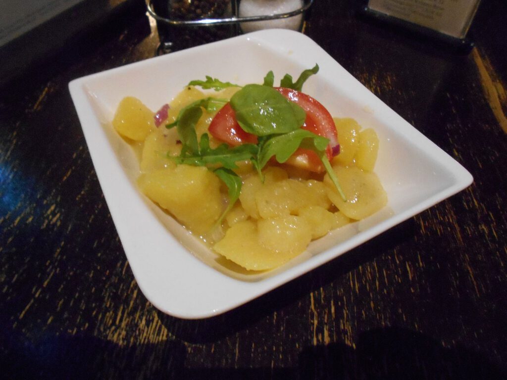 Hausgemachter Erdäpfelsalat / FLM