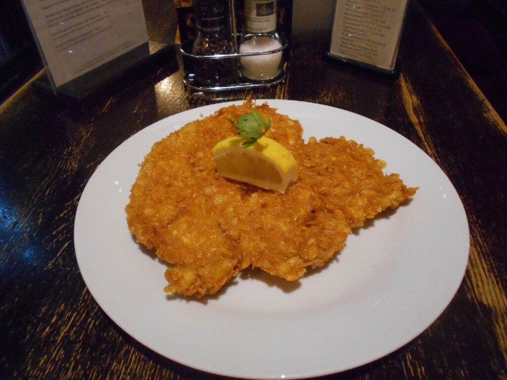 Hühnerschnitzel gebacken in knuspriger Cornflakes-Panier / ACG