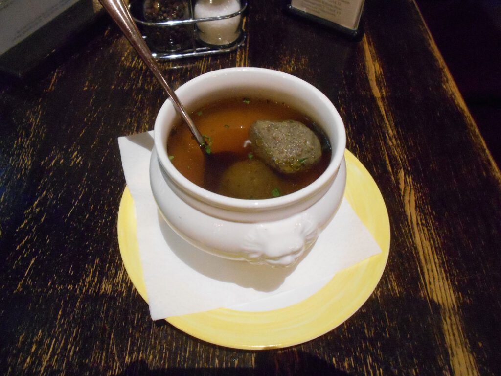 Leberknödelsuppe wahlweise mit Rindsuppe ODER klarer Gemüsesuppe / ACGL