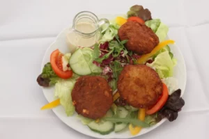 Salat mit Kaspressknödeln