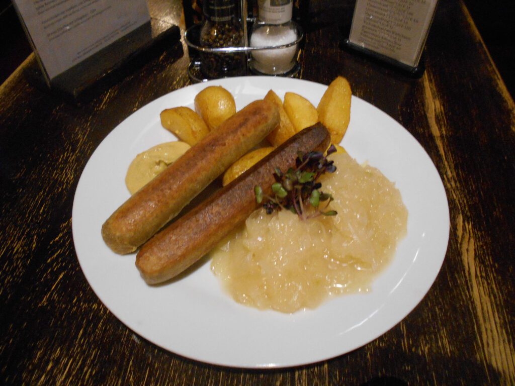 Vegane Bratwurst mit Sauerkraut und Rösti / A