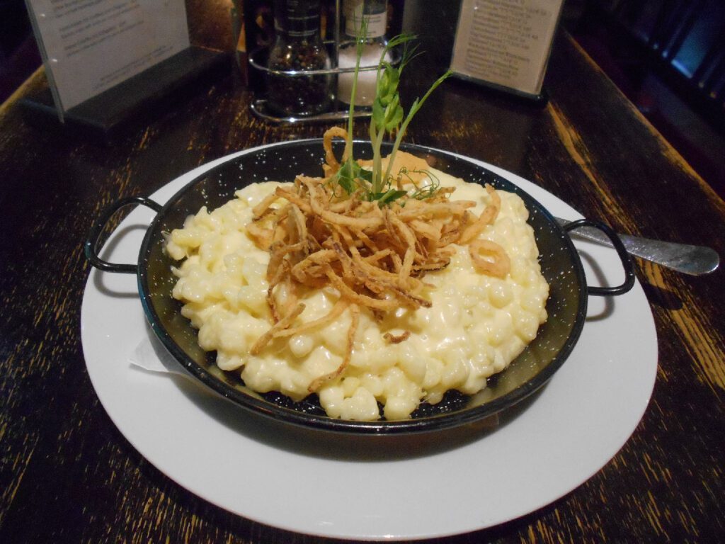 Vegetarische hausgemachte Käsespätzle mit Röstzwiebeln / ACG