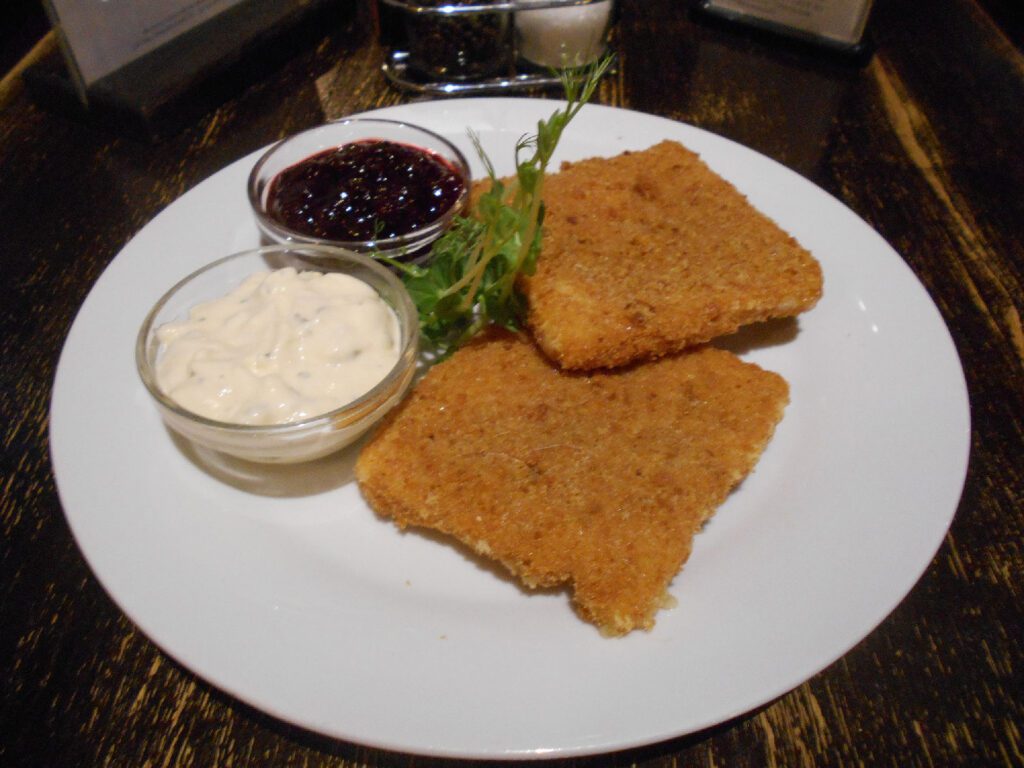 Vegetarischer Emmentaler mit Sauce Tartare und Preiselbeeren / ACGLM