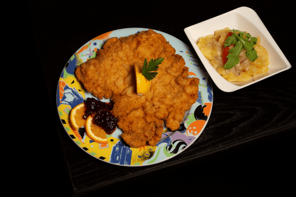 Original Wiener Schnitzel (180g Kalb) mit Preiselbeeren / ACG