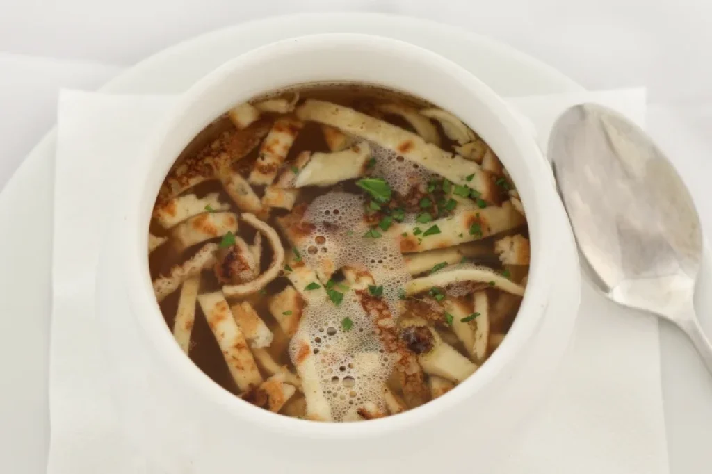 Hausgemachte Fritattensuppe wahlweise mit Rindsuppe ODER klarer Gemüsesuppe / ACGL