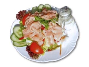 Räucherlachsscheiben auf Salat